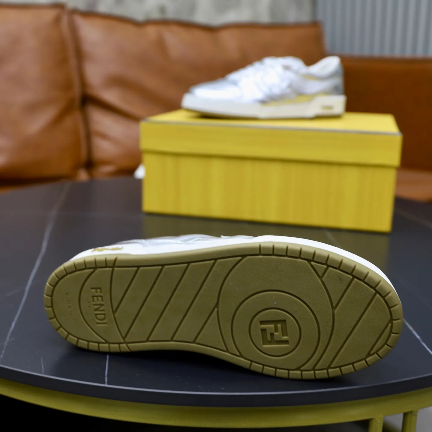 Ex-factory price: 640🔥Couple model (top original order) Brand: FENDI Size: 35-44 (customized for men 38 and 45) Grade: original order quality High version Material: Imported original cowhide stitching ➕ High-quality and comfortable lining Original TPU lightweight anti-slip outsole Style category: Travel fashion casual shoes Versatile trend